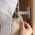 6 konksu M&uuml;tsihoidja M&uuml;tsiriide L-kujuline pesapallim&uuml;tsi hoiurest Multifunktsionaalne seinale kinnitatav m&uuml;tsirihma korraldaja konksud valge