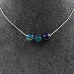 Pierres et Min&eacute;raux. Collier 3 perles Agate ruban&eacute;e bleu 8 mm Chaine en acier inoxydable.