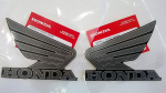 Ehtne Honda Tiivakujuline Kleebisekomplekt Tiivakujuline Kleebis HONDA 95mm hall v&auml;rv