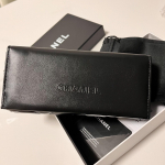 Chanel must tepitud PU-nahast prillikarp, luksuslik p&auml;ikeseprillide hoiukarp must
