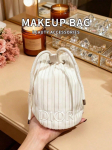 DIOR valge volditud n&ouml;&ouml;riga meigikott reljeefse DIOR logoga kaasaskantav &auml;mbrikujuline kosmeetikakott naistele reisimiseks ja igap&auml;evaseks kasutamiseks valge