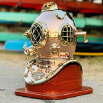 Kuninglik k&auml;sit&ouml;&ouml; Boston USA. Navy Mark V sukeldumiskiiver, Cooper Brass Scuba sukeldumiskiiver ja meres&otilde;idukiiver puidust alusega sukeldumiskiiver