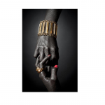 Aafrika naise l&otilde;uend, seinakunst, plakatid ja v&auml;ljatr&uuml;kid. Must naine hoiab k&auml;es kuldset ehtepilti elutoa kodukaunistamiseks 70X120cm No Frame