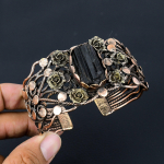 Kaunis must turmaliin toorkivi puhas vasktraadiga m&auml;hitud k&auml;sit&ouml;&ouml; mansett/k&auml;ev&otilde;ru ehted Adjustable must