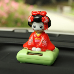 P&auml;ikeseenergial t&ouml;&ouml;tav Jaapani stiilis nukuauto ornament kimonot&uuml;druk, kes raputab pead Noogutab pead Multifilmi nuku armatuurlaud Armsad autotarvikud