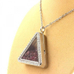 Pierres et Min&eacute;raux. Collier Rubis brut. Mod&egrave;le triangle.