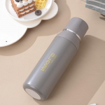 Vaakumkupp 316 roostevabast terasest suure mahutavusega veetops poistele ja t&uuml;drukutele, kaasaskantav s&otilde;idukile paigaldatav topeltkaanega &otilde;ues kasutatav reisitreeningu veekeetja 680ml