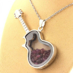 Pierres et Min&eacute;raux. Collier Rubis brut. Mod&egrave;le guitare.