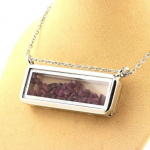 Pierres et Min&eacute;raux. Collier Rubis brut. Mod&egrave;le rectangle.