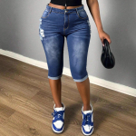 Suurused Capri Jean l&uuml;hikesed p&uuml;ksid naistele 17-tollise s&auml;&auml;repikkusega Elastsest teksariidest K&otilde;rge v&ouml;&ouml;kohaga Allpool p&otilde;lve L&uuml;hikesed p&uuml;ksid Rebitud L blue