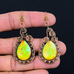 Austraalia kolmiku opaali kalliskivist k&auml;sitsi valmistatud puhtast vasest traadist pakitud k&otilde;rvar&otilde;ngad 2.56 Inches