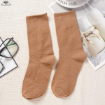 Puhast puuvillast keskmise toruga sokid naistele Mitmek&uuml;lgsed lihtsad sooja v&auml;rvi sokid Naiste mugavad hingavad &uuml;hev&auml;rvilised naiste s&uuml;gistalvised sokid one size must