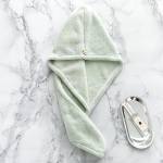 Naiste r&auml;tik t&auml;iskasvanutele m&otilde;eldud vannitoa imav kiiresti kuivav vann, paksem du&scaron;&scaron;, pikad lokkis juuksek&uuml;barad, mikrofiibrist r&auml;tik, kuiva peaga juukser&auml;tik 25x65cm roheline