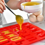 T&auml;hestik kiri j&auml;&auml;&scaron;okolaadist silikoonvorm &scaron;ablooni koogi tarretise tassikoogivorm