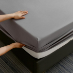 Veekindel voodilina elastsete ribadega, libisemiskindlad reguleeritavad madratsikatted &uuml;hele kaheinimesevoodile m&otilde;eldud suure kaheinimesevoodi jaoks 90x200cm(35x78inch) tumehall v&auml;rv