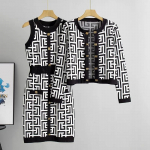 Kevads&uuml;gise br&auml;ndidisaineri prinditud r&otilde;ivad, naiste kootud kampsun, l&uuml;hikese mantliga kleit ja &uuml;herealine jakkmantel, kaheosaline komplekt One Size