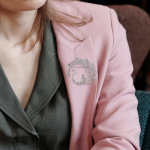 Elegantne paabulinnu prossin&otilde;el s&auml;delevate kividega naiste moeaksessuaaride jaoks White