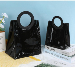 Must PVC kandekott &ndash; kohandatud tr&uuml;kitud tarretis k&auml;eshoitav kinkepakend round handbag 25*15*28