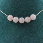 Pierres et Min&eacute;raux. Collier 5 perles Quartz rose de Madagascar 8 mm Chaine en acier Collier femmes, hommes. Taille personnalisable.