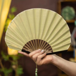 Jaapani stiilis retro kesta kujuline ventilaator siidkangas bambusest kokkupandavad ventilaatorid ripatsiga pulmadeks k&auml;si-ventilaatorid &uuml;hev&auml;rviline kumer ventilaatorikate