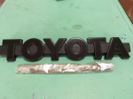 1 tk 38x6,5x1,5cm &Uuml;hildub Toyota Wildlanderi, RAV4, Camry, Land Cruiseri, RAV4 Esiv&otilde;re TOYOTA Retro Embleemiga 38x6.5x1.5cm must