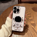 Luksuslik galvaniseeritud astronauti kokkuklapitav statiivi&uuml;mbris iPhone 15 14 13 Pro Max XS Max XR 7 8 Plus SE 2022 t&auml;isobjektiiviga pehme TPU tagakaas koos tugijalaga iPhone 13 Pro Max valge
