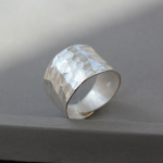 K&auml;sitsi valmistatud s&otilde;rmus Moepilv siidimustriga laia plaadiga haamriga mustriga s&otilde;rmus meeste ja naiste avatud s&otilde;rmedega s&otilde;rmus