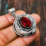 Mosambiigi granaat, v&auml;&auml;riskivi k&auml;sitsi valmistatud 925 sterlingh&otilde;be ehted ripats 2.08 Inches punane