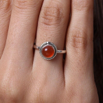 Looduslikust karneoolist &uuml;mmargune kalliskivist s&otilde;rmus, avaldus s&otilde;rmus, disainis&otilde;rmus, k&auml;sitsi valmistatud ehted, virnas&otilde;rmus, kingitus talle, 925 h&otilde;bes&otilde;rmus 8.5