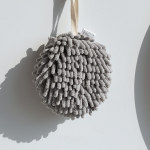 Shenieri k&auml;sipallipuhasti on imav, pehme ja selle saab &uuml;les riputada. See on k&ouml;&ouml;gi- ja vannitoa taskur&auml;tik 17*17cm valge