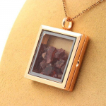 Pierres et Min&eacute;raux. Collier Grenat Rhodolite brut. Mod&egrave;le carr&eacute;. Couleur Or rose.
