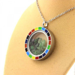 Pierres et Min&eacute;raux. Collier Grenat Tsavorite brut. Mod&egrave;le Arc-en-ciel.