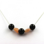 Pierres et Min&eacute;raux. Collier perles Agate noire 8 mm + Pierre de soleil de Tanzanie Chaine en acier inoxydable.