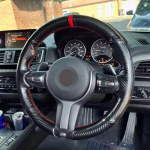 Must seemisenahast Sinise m&auml;rgistusega Roolikatted BMW M2 M3 F80 F82 M4 M5 F12 F13 M6 F85 F87 X5 X6 F33 F30 M Sport jaoks
