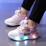 Helendavad laste nahast kingad vilkuvate tulede, p&ouml;&ouml;rleva pandla ja tiibadega - t&auml;iuslikud aktiivsetele &otilde;pilastele! 31