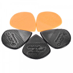 5 tk plastikust kolmnurga kujuga kitarride komplekt, 3 tk musta v&auml;rvi 2 tk oranži v&auml;rvi