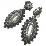 Lily-Crystal [P3695] - K&auml;sitsi valmistatud k&otilde;rvaklambrid 'Callas' hall must - 8x4 cm must