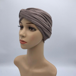 Moodne naiste seemisnahast turbanist m&uuml;ts, tavaline moslemi hijabist pear&auml;tt, India m&uuml;ts