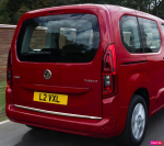 Opel Combo E 2018+ kroomitud pagasiruumi siseviimistlus &ndash; tagaluugi aktsent &ndash; ​​esmaklassiline auto tagaosa detail &ndash; s&auml;ra suurendav h&auml;&auml;lestusklapp