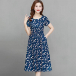 Suvine keskmise pikkusega pluss suuruses tr&uuml;kitud lilleline &uuml;le p&otilde;lve kleit &Uuml;mara kaelusega l&uuml;hikeste varrukatega elastne v&ouml;&ouml;koht L sinine