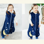 V&auml;ikelapsed, poisid, t&uuml;drukud, multikad, fliisist kantav tekk magamiskott M tumesinine