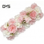 Simuleeritud lillede kombineeritud kunstlilled ridades Realistlikud kunstsiidist lilled koos tagaraamiga pulmakaare taustadekoratsiooniks. punane