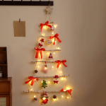 Seinale riputatav j&otilde;ulupuu dekoratsioon j&otilde;ulukaunistus redel peotarvete festival punane