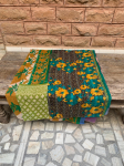 K&auml;sitsi valmistatud Kantha tekk: Roheline lilleline vintage sari viskepadi 80X 50 mitmev&auml;rviline