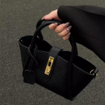 Must esmaklassiline tekstuuriga kandekott Naiste 2025 Uus Trendikas Vabaaja T&ouml;&ouml;le K&auml;eshoitav &Otilde;la Crossbody Kott must