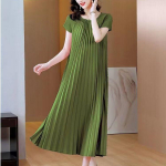 Suures suuruses roosa kleit, millel on avar ja ruumilised voltid one size