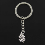 Moodne v&otilde;tmehoidja 17x11mm Lucky Iiri neljalehelise ristiku ripatsid DIY meeste ehted auto v&otilde;tmehoidja s&otilde;rmuse hoidja suveniir kingituseks valge