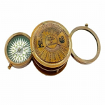 Vintage 3 &uuml;hes kompassis ja 40-aastane kalender on &uuml;hendatud &uuml;heks t&ouml;&ouml;lauat&ouml;&ouml;riistaks koos nahast kandekotiga