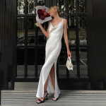 Naiste varrukateta &uuml;hev&auml;rviline anklipikkusega libisemiskleit V-kaelusega k&otilde;rge v&ouml;&ouml;kohaga S valge