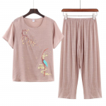 Naiste 2-osaline pidžaamakomplekt O kaelusega tr&uuml;kitud l&uuml;hikeste varrukatega elastne v&ouml;&ouml;koht, plisseeritud lahtised &otilde;hukesed laia s&auml;&auml;rega magamisriided T-s&auml;rk p&uuml;ksid XL khaki